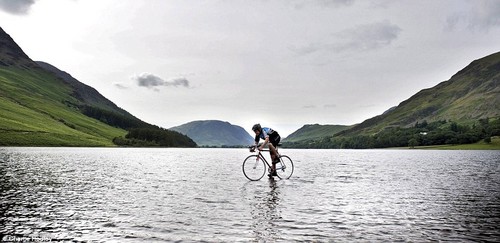 16-літній британець проїхав по озеру на велосипеді, аби привернути увагу до благодійності