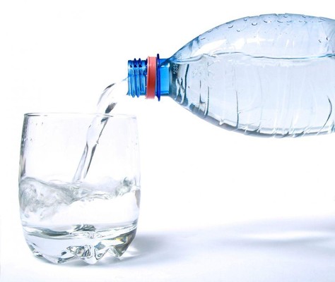 В ОАЕ пляшку звичайної води продали на благодійному аукціоні майже за 3 тисячі доларів