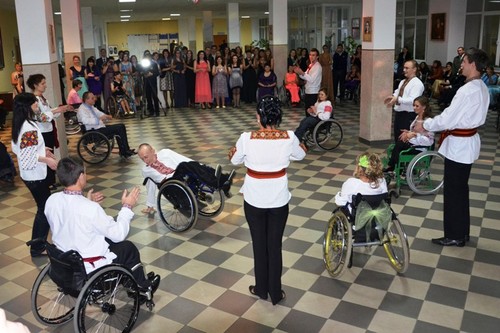 В Івано-Франківську відбувся бал на інвалідних візках