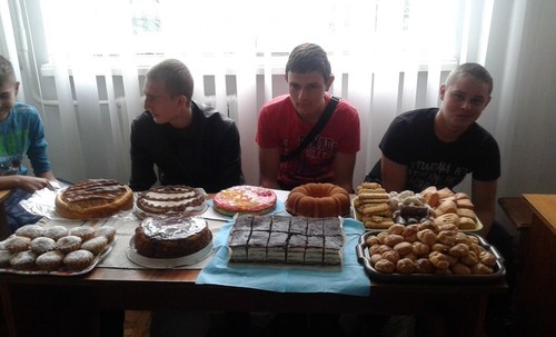 На Рівненщині студенти влаштували благодійний ярмарок солодощів