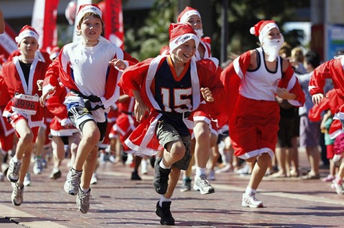 В Австралії пройшов традиційний благодійний забіг Санта Клаусів