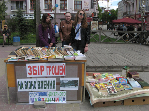 В центрі Тернополя збирають кошти на дитячий майданчик