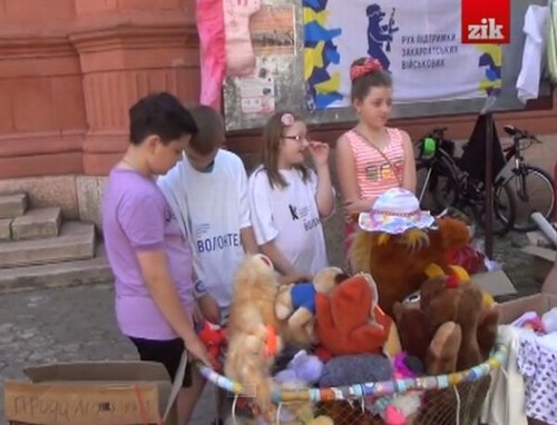 В Ужгороді на благодійному ярмарку діти продавали свої іграшки і взуття, щоб підтримати військових