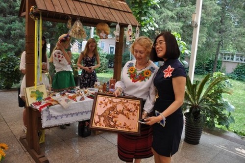 Посольство України в Китаї провело благодійний ярмарок-аукціон