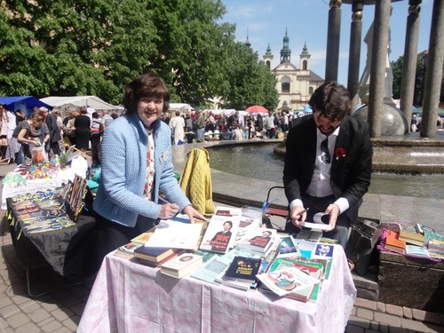Прикарпатські краєзнавці провели благодійну акцію «Купи книгу – допоможи бійцям АТО»