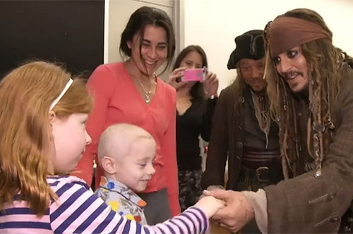 Джекотерапія: Джонні Депп в образі славнозвісного капітана завітав до маленьких пацієнтів однієї з австралійських лікарень 