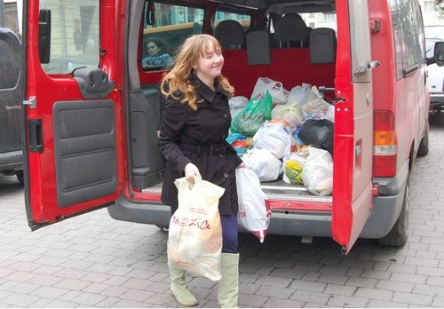 Франківські студенти та школярі зібрали 300 кг продуктів для потреб благодійної їдальні Карітасу