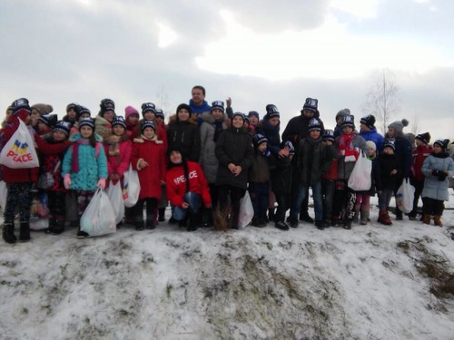 Команда активістів «Фонду волонтерів України» організувала свято Масляної для дітей-переселенців